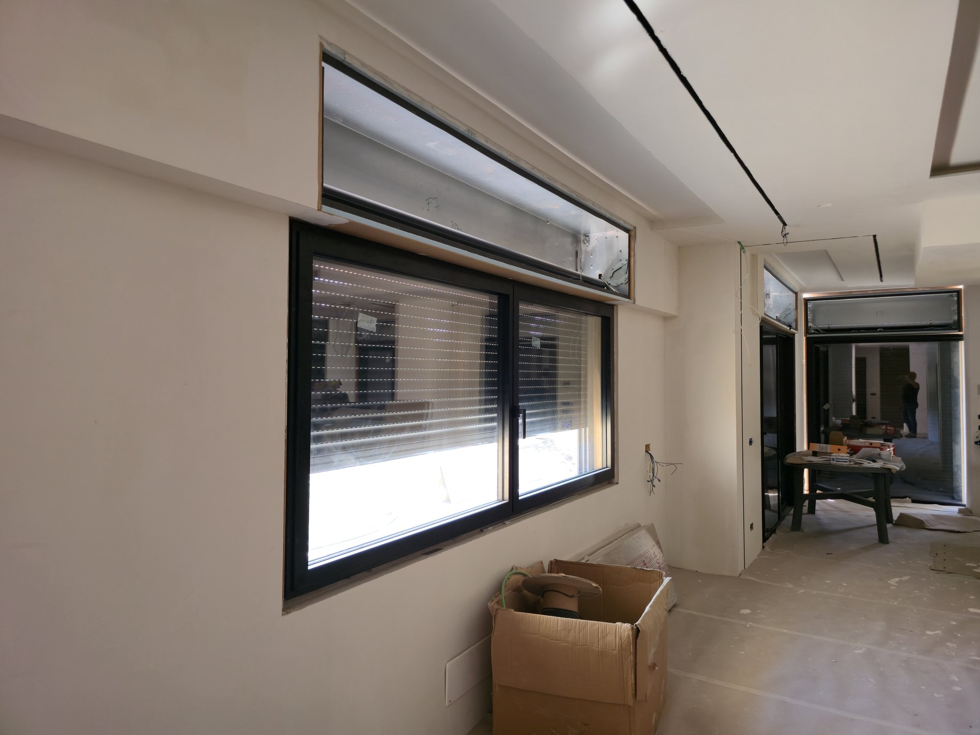 Cantiere Skema Libero: il cassonetto del monoblocco ancora aperto prima della chiusura. Dentro si vede il telo dell'avvolgibile avvolto sul rullo, e sul fianco il vano per il motore e i cavi.