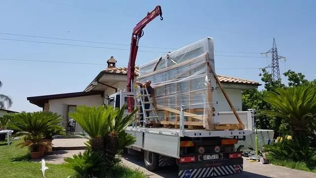 Consegna con autogrù di un grande serramento su misura