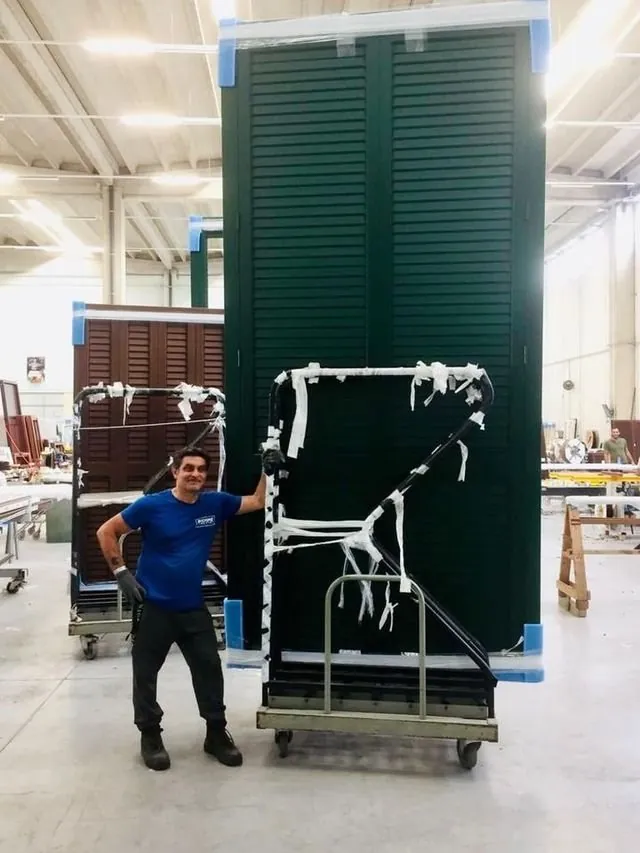 Serramenti in preparazione nel laboratorio Skema Libero