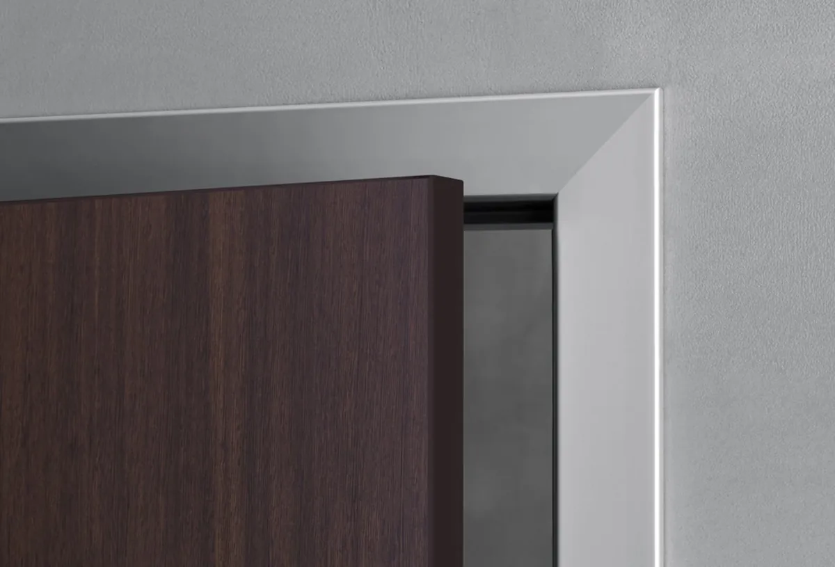 Connecticut Linea — Porta tecnica a battente in alluminio con anta laminato HPL, Skema Libero Latina e Roma