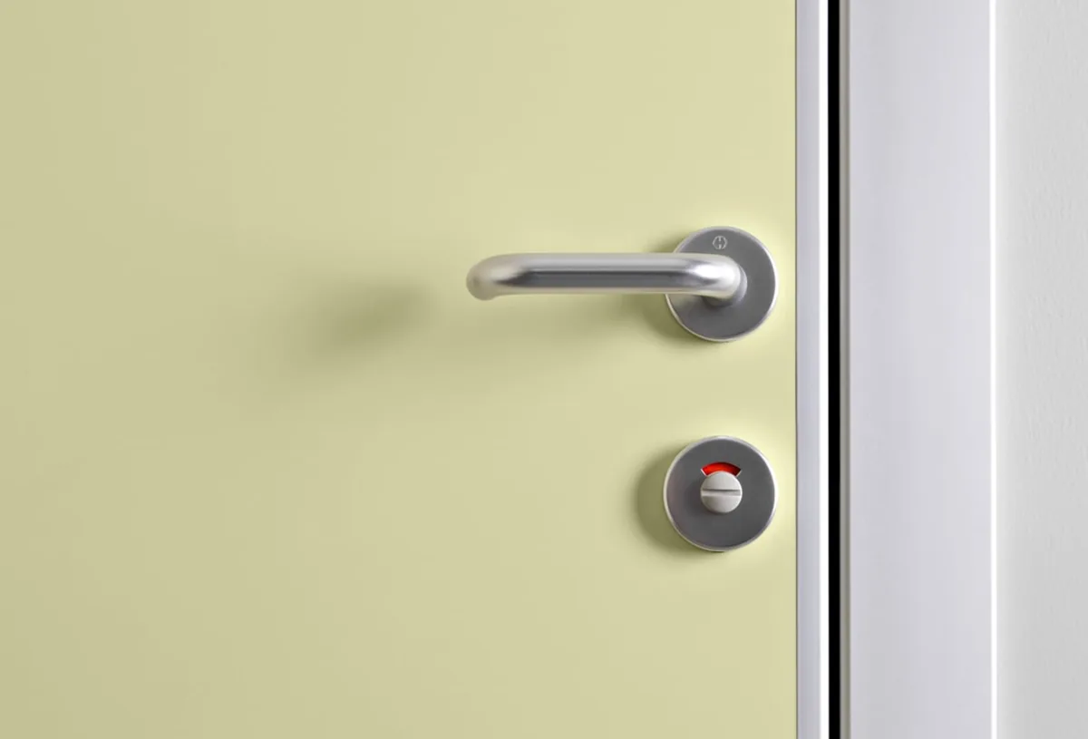 Connecticut Plana — Porta tecnica a battente in laminato e alluminio, Skema Libero Latina e Roma