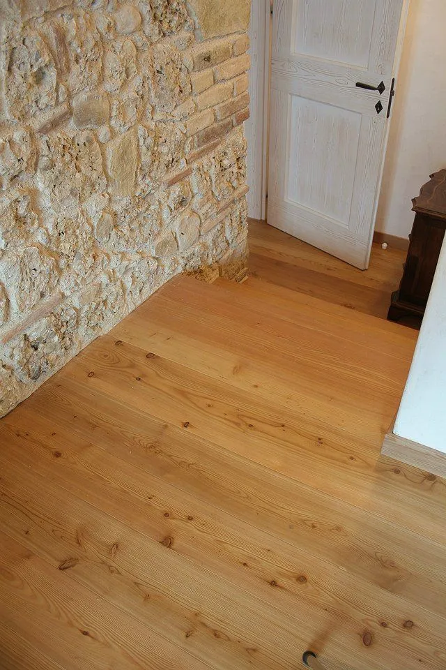 Posa di parquet in casa in pietra — Latina e Roma