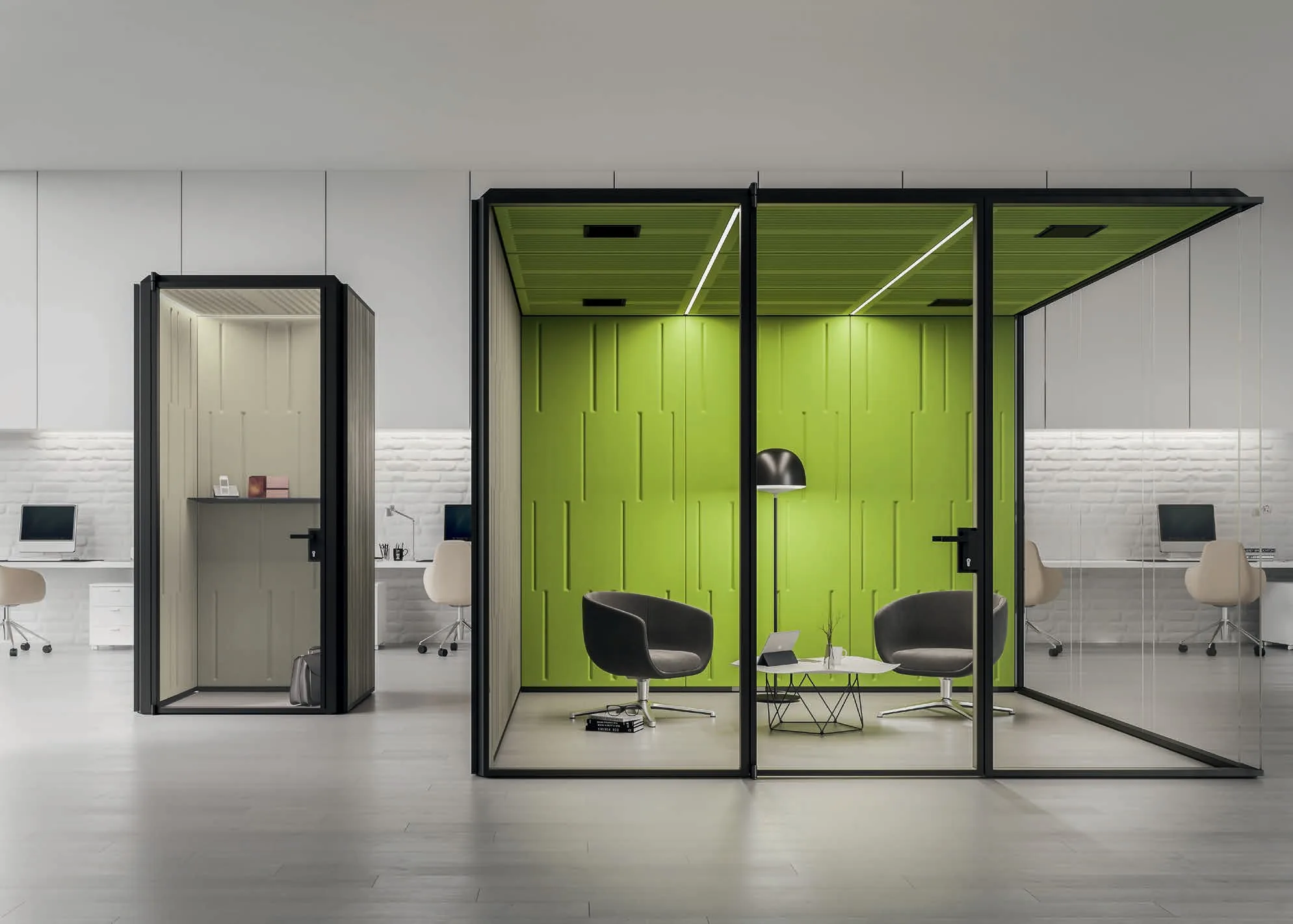 Box acustico INBOX con pannelli verde lime e due poltroncine, accanto a una cabina singola con mensola in un open space
