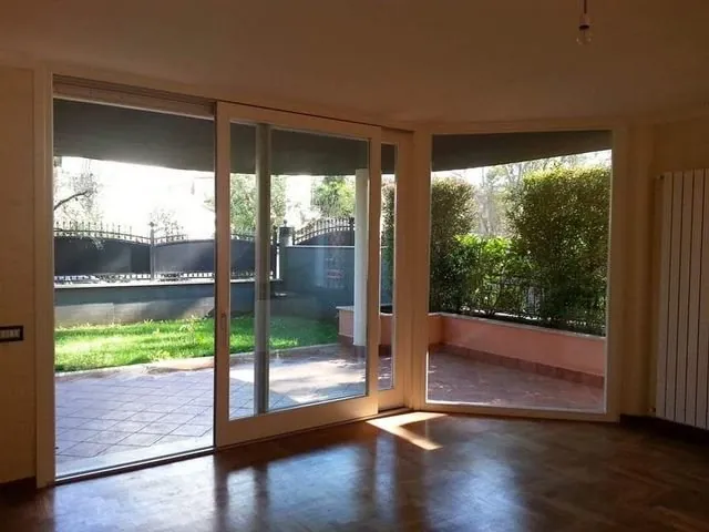 Angolo vetrato con scorrevole e parquet — Latina e Roma