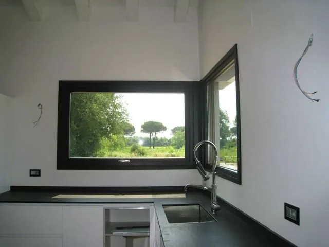 Finestra ad angolo a telaio scuro su cucina — Latina e Roma