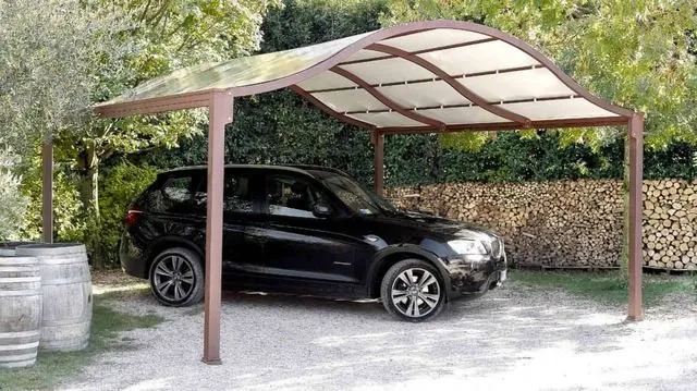 Carport a tetto curvo in metallo e policarbonato — Latina e Roma