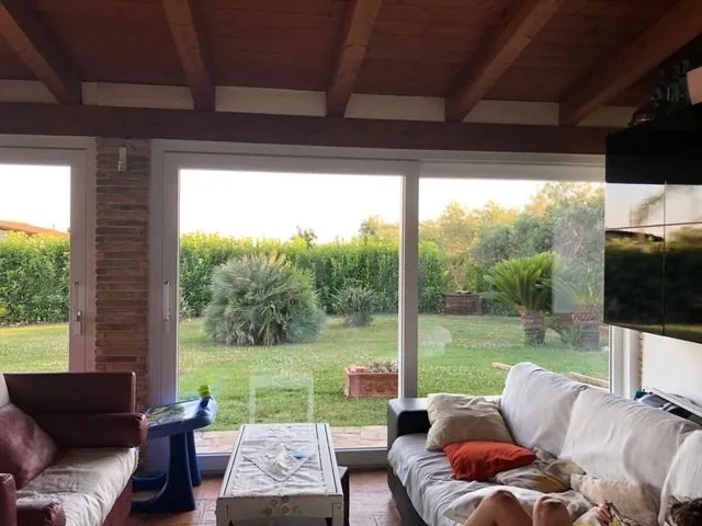 Vetrata panoramica sotto tetto in legno — Latina e Roma