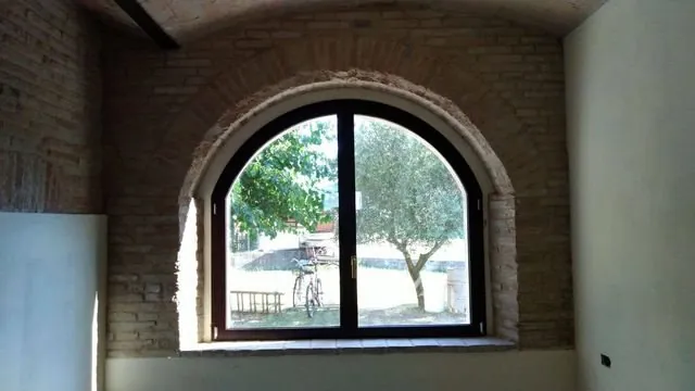 Finestra ad arco a due ante, telaio nero — Latina e Roma