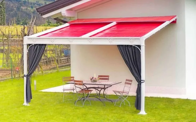 Tenda da sole addossata rossa con tende laterali — Latina e Roma