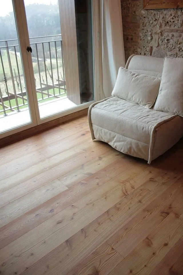 Parquet chiaro in soggiorno con portafinestra — Latina e Roma