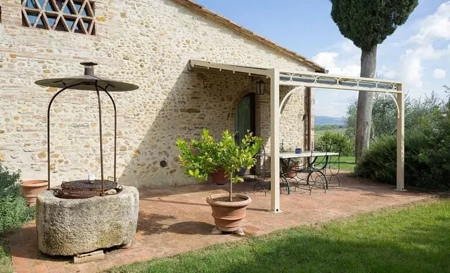 Pergola addossata bianca su casale in pietra — Latina e Roma