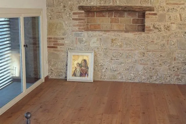 Parquet in legno su parete in pietra a vista — Latina e Roma