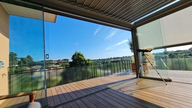 Terrazza con parapetto e vetrate panoramiche — Latina e Roma