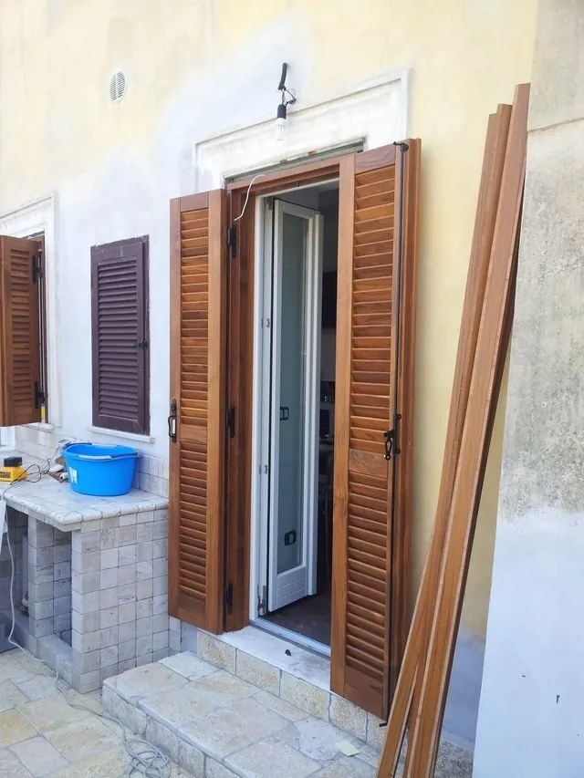 Portafinestra con persiane in legno — Latina e Roma
