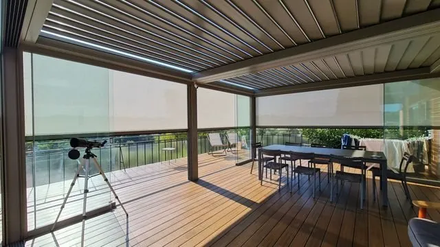 Terrazza con pergola bioclimatica e screen — Latina e Roma