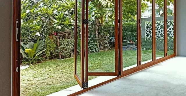 Portafinestra a libro in legno su giardino — Latina e Roma