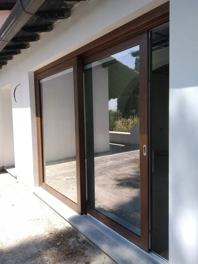 Scorrevole in legno noce con veneziana — Latina e Roma