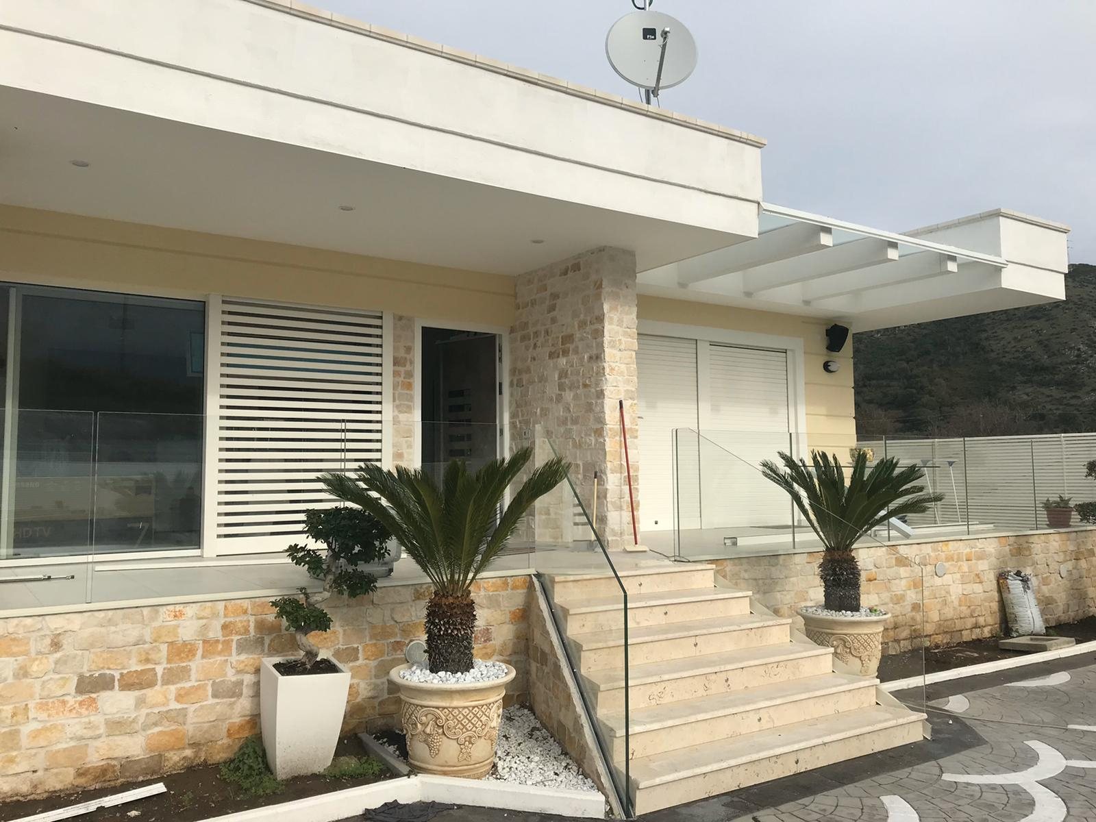 Tapparella blindata Brisolè bianca a doghe distanziate su finestra di villa, vista dall'esterno