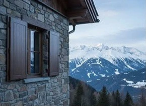 Casa di montagna in pietra con persiane Gruppo Mia