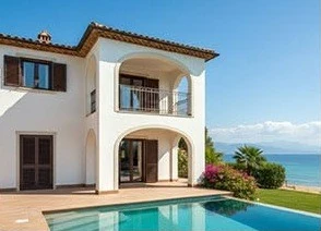 Villa mediterranea con piscina e persiane in alluminio
