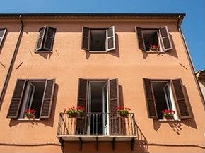 Palazzina color pesca con persiane Gruppo Mia