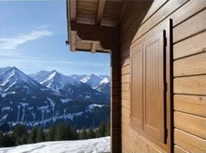 Chalet di montagna con persiane in alluminio