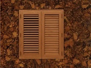 Persiana effetto legno naturale su una facciata scura