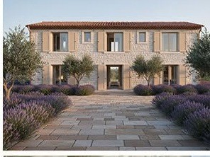 Persiane e scuroni in alluminio Gruppo Mia — casale con corte e lavanda
