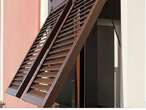 Persiane e scuroni in alluminio Gruppo Mia — scala esterna, persiana in effetto legno scuro