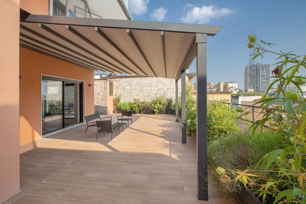 Pergotenda R128 Pergotesa — Pergotenda addossata in alluminio con telo PVC, Skema Libero Latina e Roma