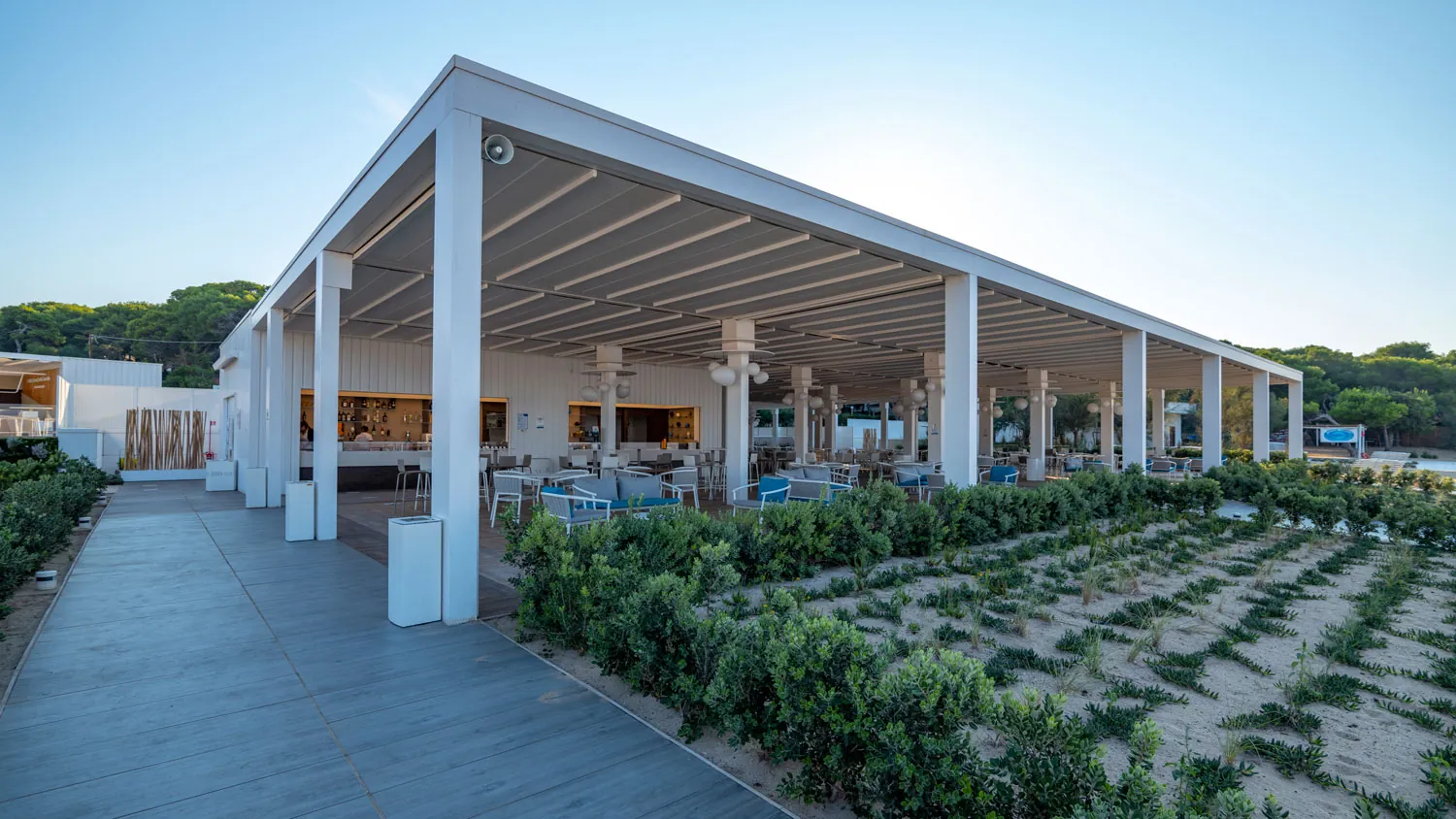 Isola 2 — pergola a tetto piano con telo scorrevole (autoportante o addossata), Skema Libero Latina e Roma