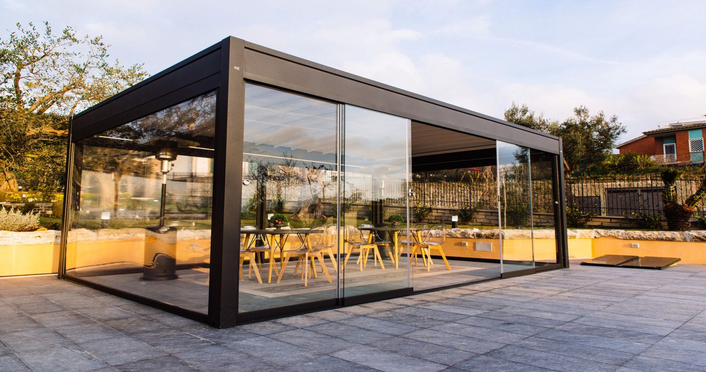 Isola 2 — pergola a tetto piano con telo scorrevole (autoportante o addossata), Skema Libero Latina e Roma