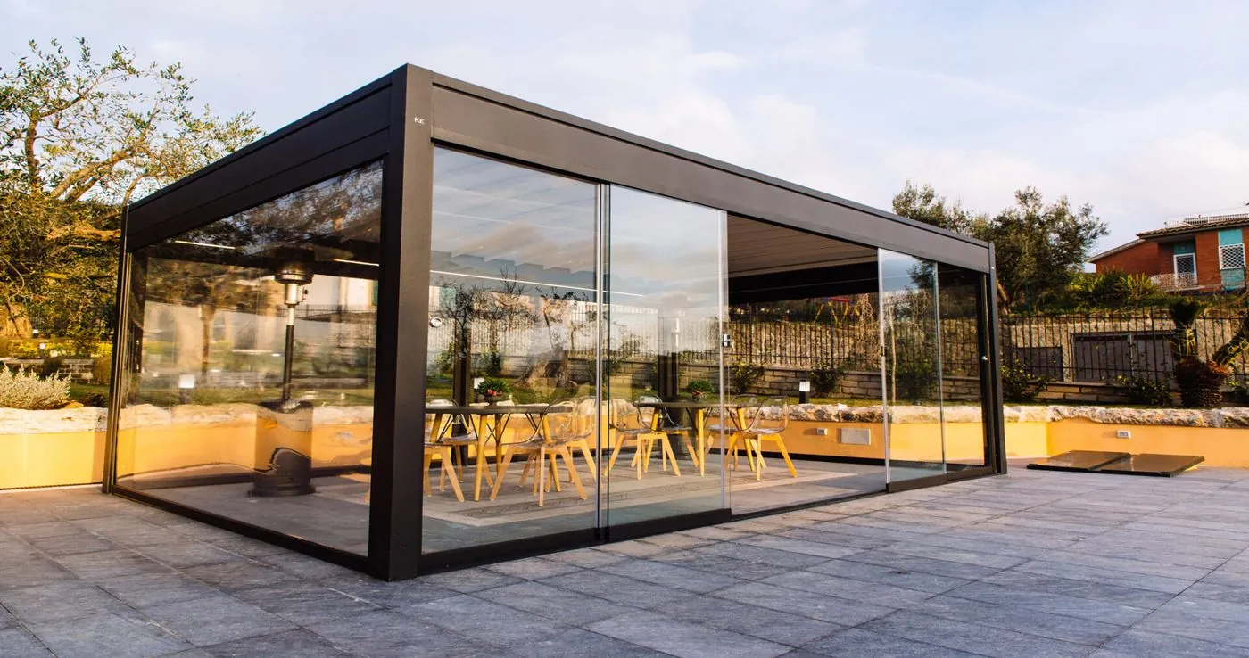 Isola 2 — pergola a tetto piano con telo scorrevole (autoportante o addossata), Skema Libero Latina e Roma