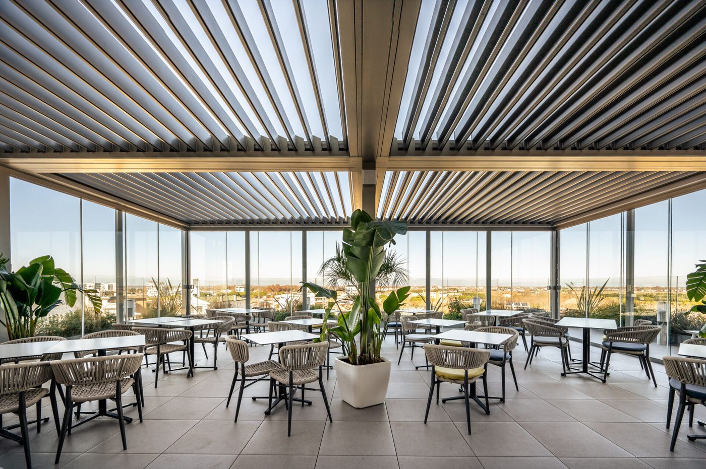 Kedry Prime — pergola bioclimatica a lamelle orientabili (autoportante o addossata), Skema Libero Latina e Roma