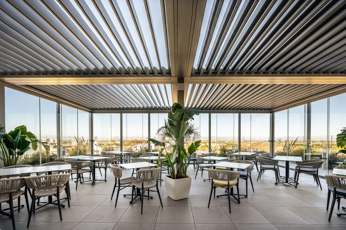Kedry Prime — pergola bioclimatica a lamelle orientabili (autoportante o addossata), Skema Libero Latina e Roma