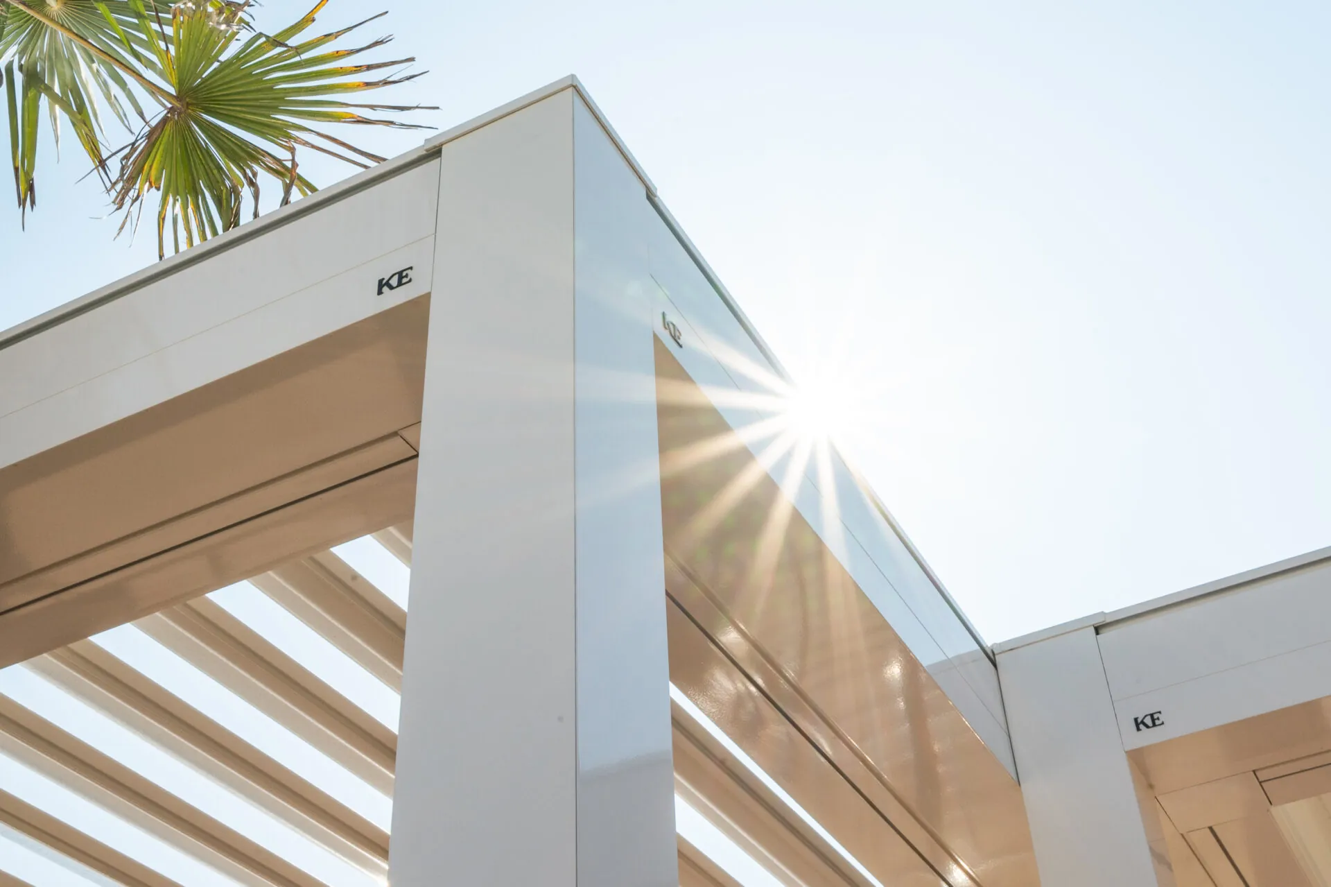 Kedry Prime — pergola bioclimatica a lamelle orientabili (autoportante o addossata), Skema Libero Latina e Roma