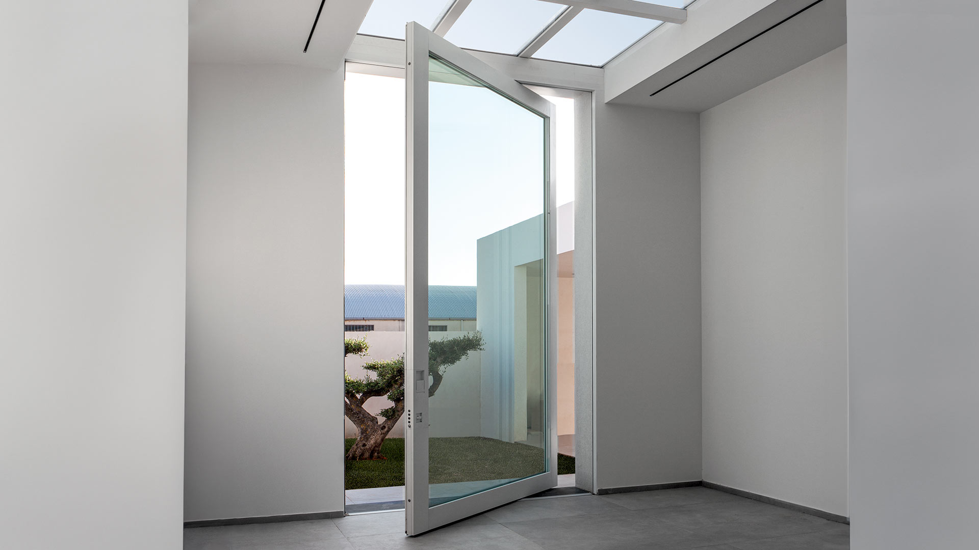 Nova — Porta blindata vetrata a bilico, Skema Libero Latina e Roma