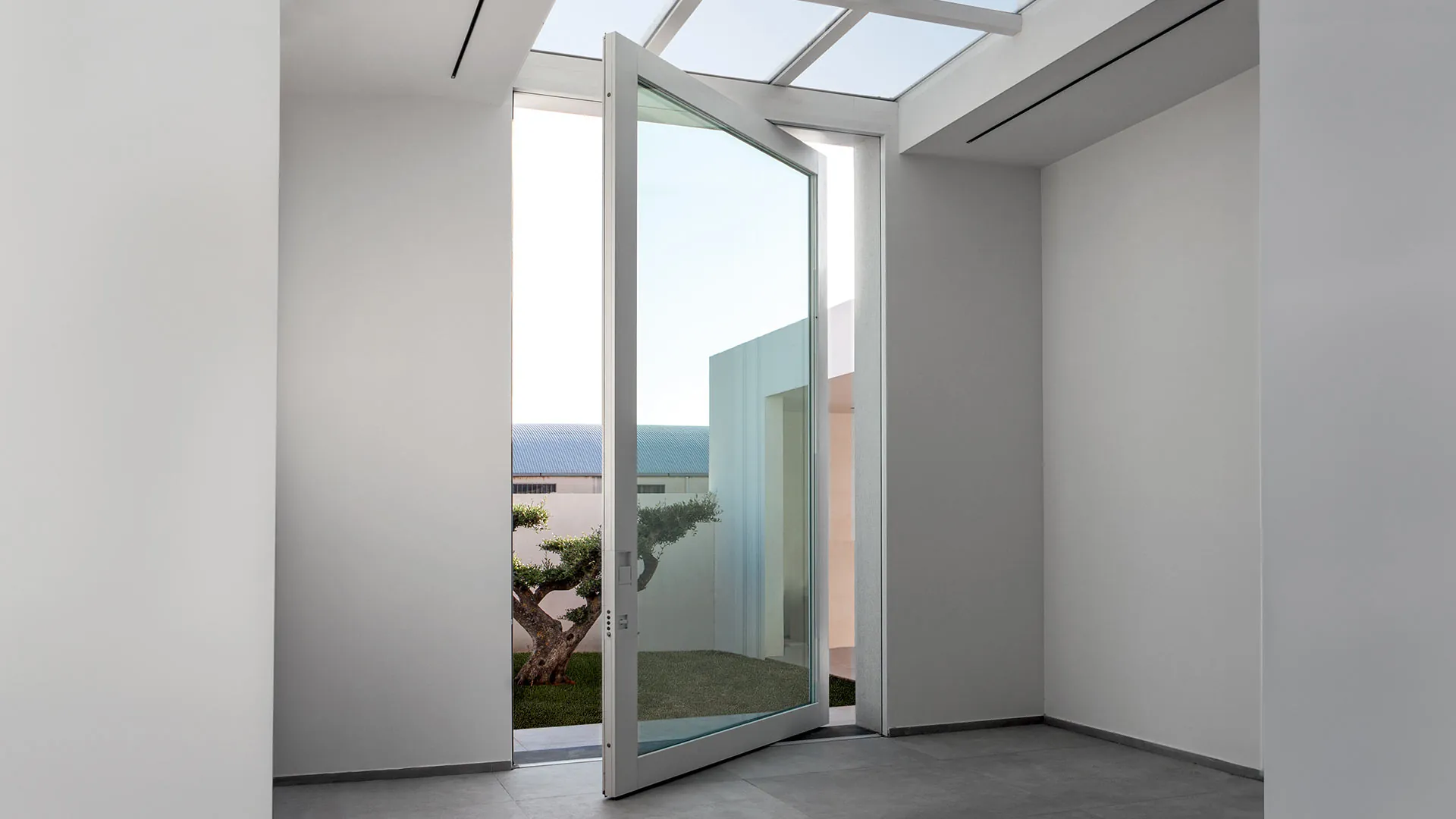 Nova — Porta blindata vetrata a bilico, Skema Libero Latina e Roma