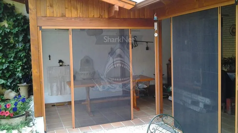 SharkNet Apertura Bilaterale — zanzariera plissettata a doppia apertura laterale per porte-finestra, Skema Libero Latina e Roma