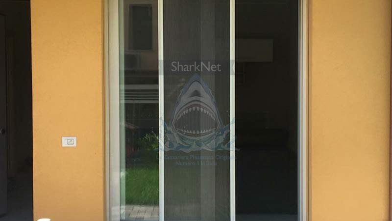 SharkNet Apertura Bilaterale — zanzariera plissettata a doppia apertura laterale per porte-finestra, Skema Libero Latina e Roma