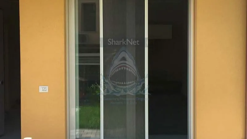 SharkNet Apertura Bilaterale — zanzariera plissettata a doppia apertura laterale per porte-finestra, Skema Libero Latina e Roma