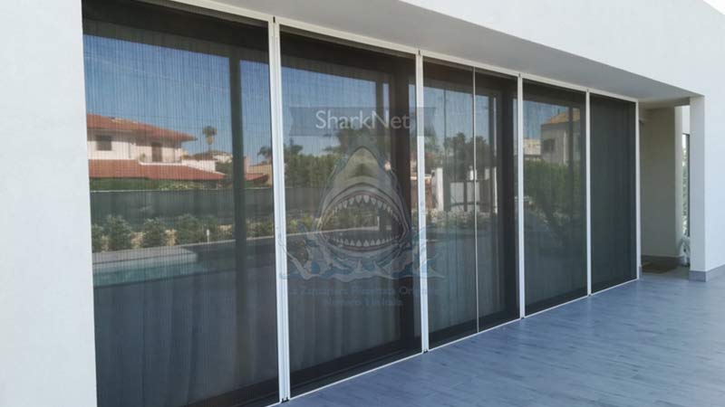 SharkNet Apertura Centrale — zanzariera plissettata orizzontale per grandi luci e porte, Skema Libero Latina e Roma