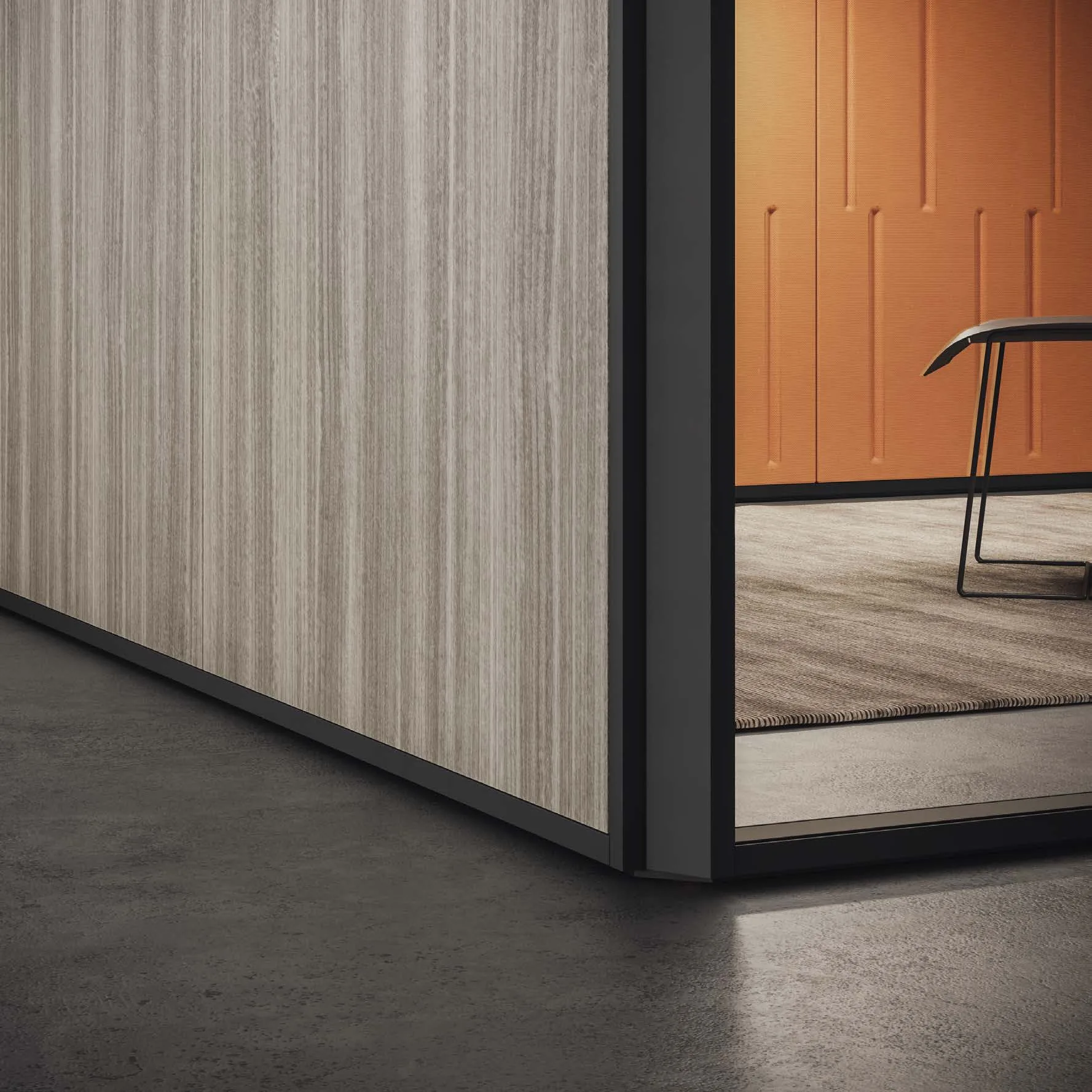 Dettaglio di un box INBOX: parete cieca con decoro effetto legno, profili neri e interno arancio visto dal vetro