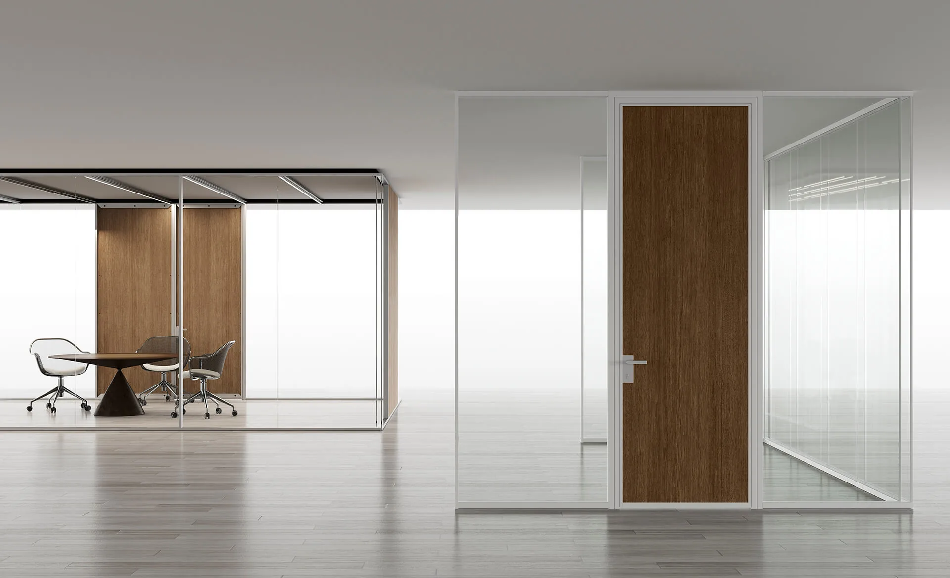 Pareti vetrate LIGHTWALL a telaio chiaro su parquet grigio, con porta in legno scuro; a sinistra una saletta riunioni