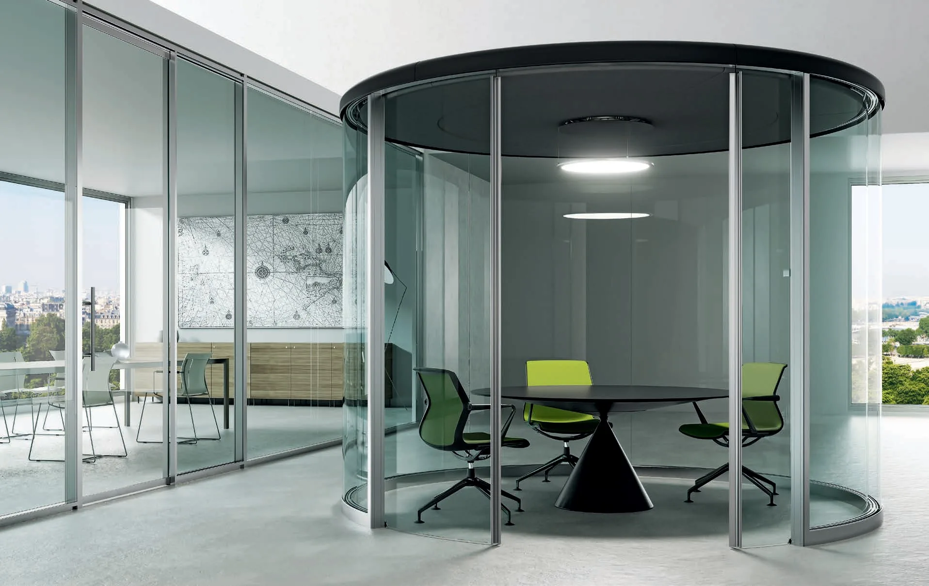 ROUNDBOX 33 in versione total glass senza tende, con tavolo nero e sedie verdi, in un ufficio con pareti vetrate