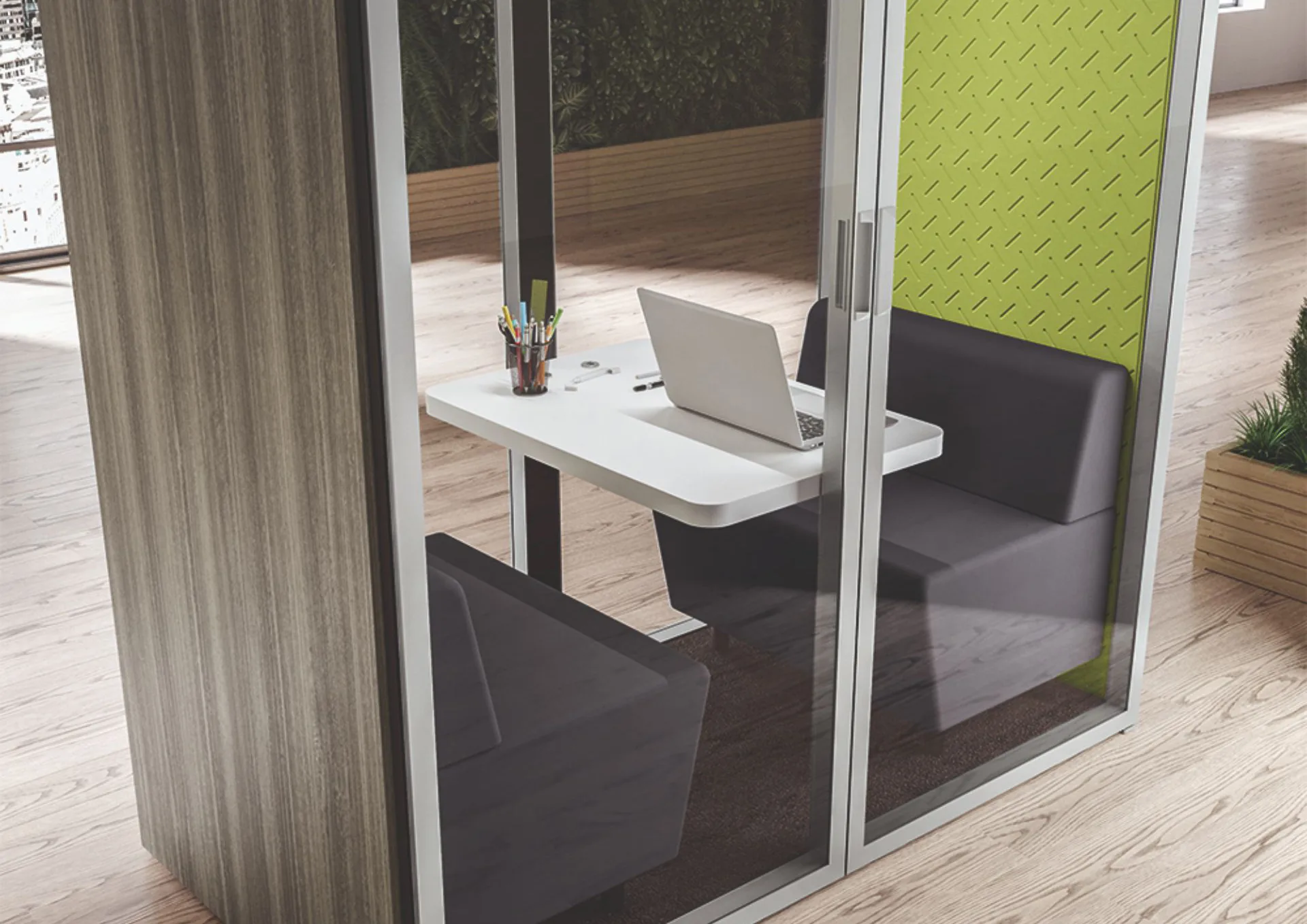 Interno di SMARTBOX 12: tavolo bianco fra due sedute imbottite grigie, pannello fonoassorbente verde e ante in vetro