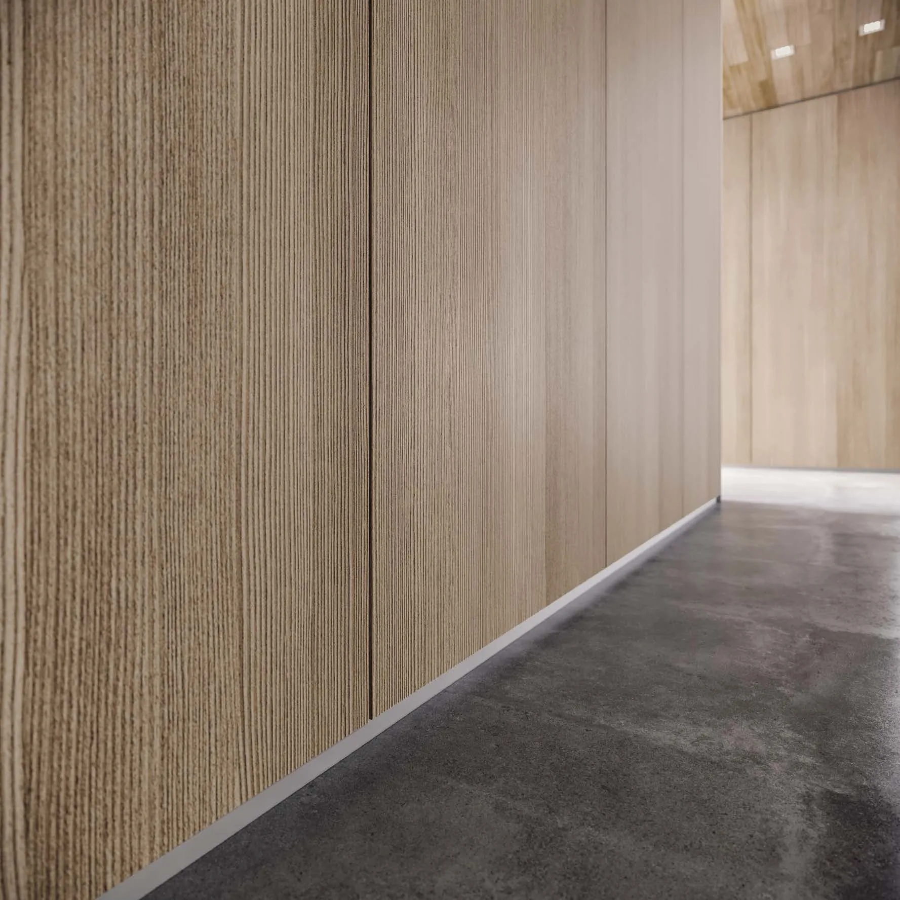 Dettaglio di SOLIDWALL cieca SWC con pannelli effetto legno, fughe verticali e profilo in alluminio a pavimento