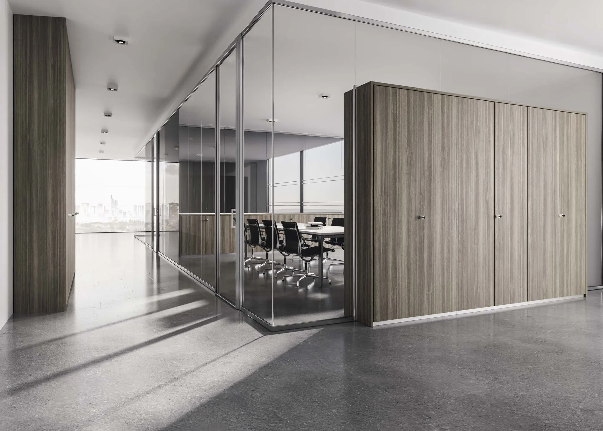 STORAGEWALL con ante effetto legno e serrature accanto a una sala riunioni chiusa da pareti vetrate