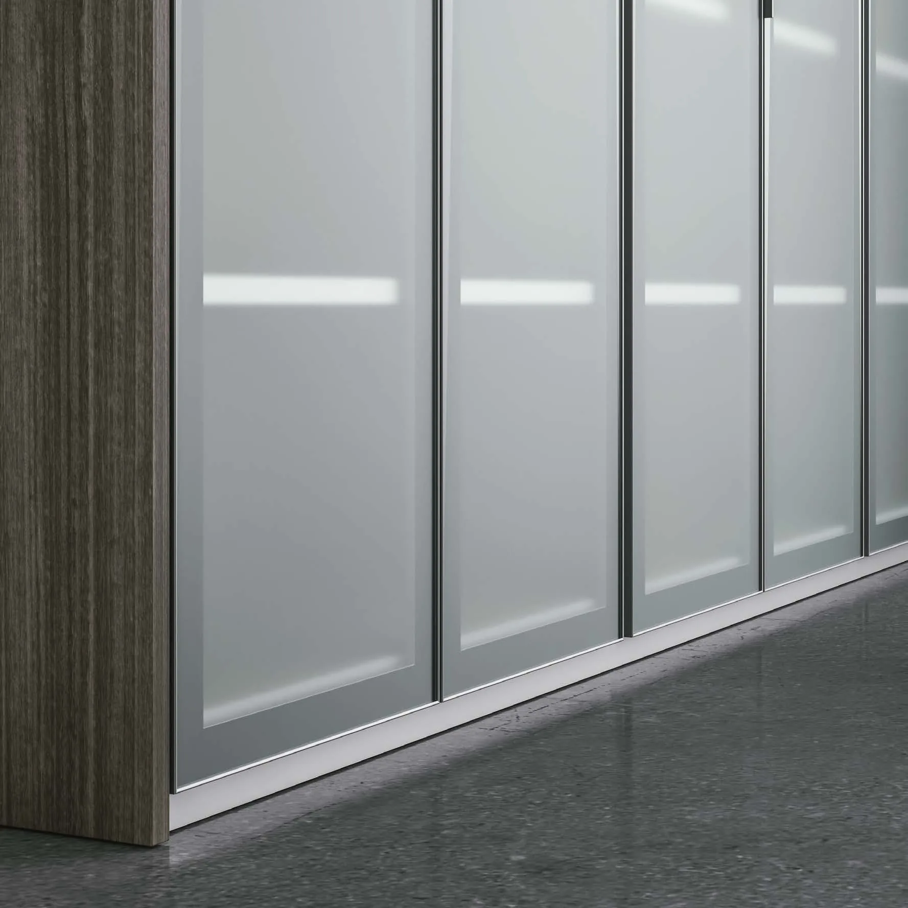 Dettaglio di STORAGEWALL con ante in vetro acidato intelaiate e zoccolo in alluminio a pavimento