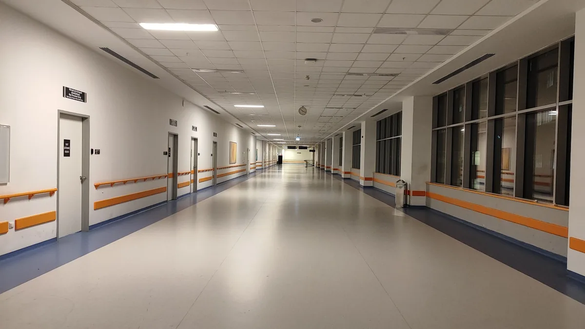 Corridoio di una struttura con pavimento continuo.